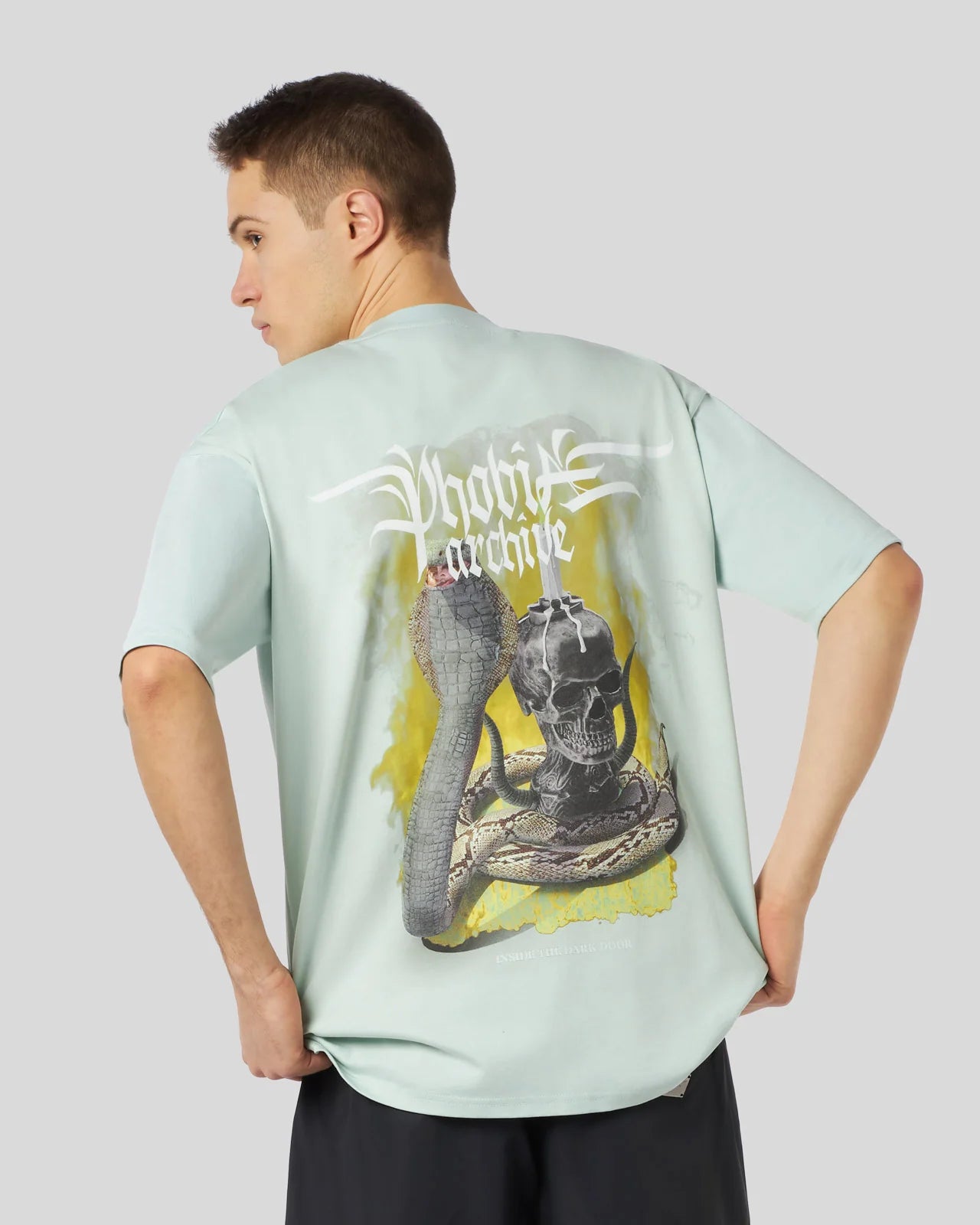 PHOBIA T-SHIRT AZZURRA CON GRAFICA FIERY COBRA GIALLA